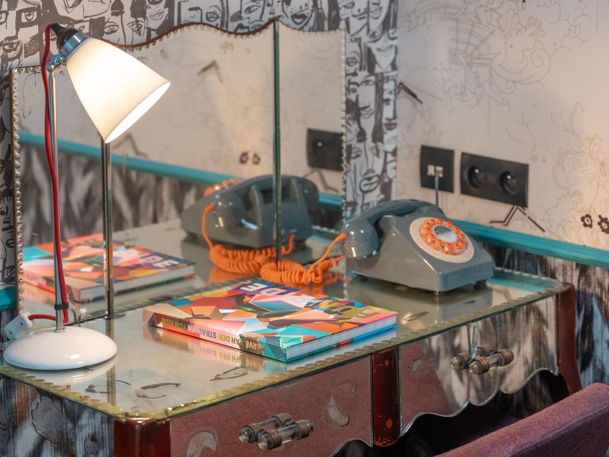 Crayon Rouge - Louvre Palais Royal Paris